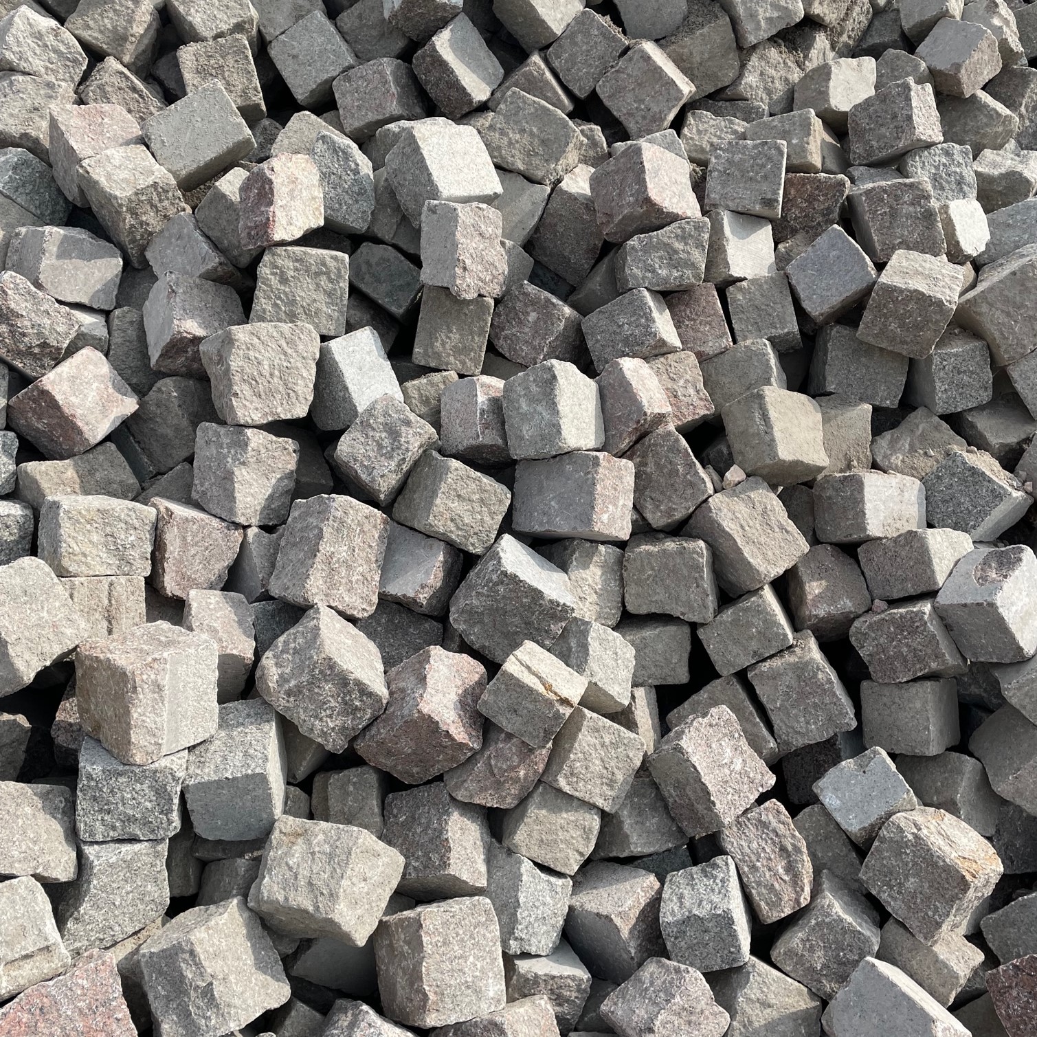 Neues Granit Kleinpflaster 8-11cm rötlich-bunt Detail 2