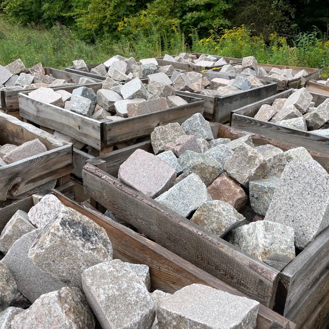 Edel Granit Pflasterplatte 12-13 cm rot-bunt Detail 4