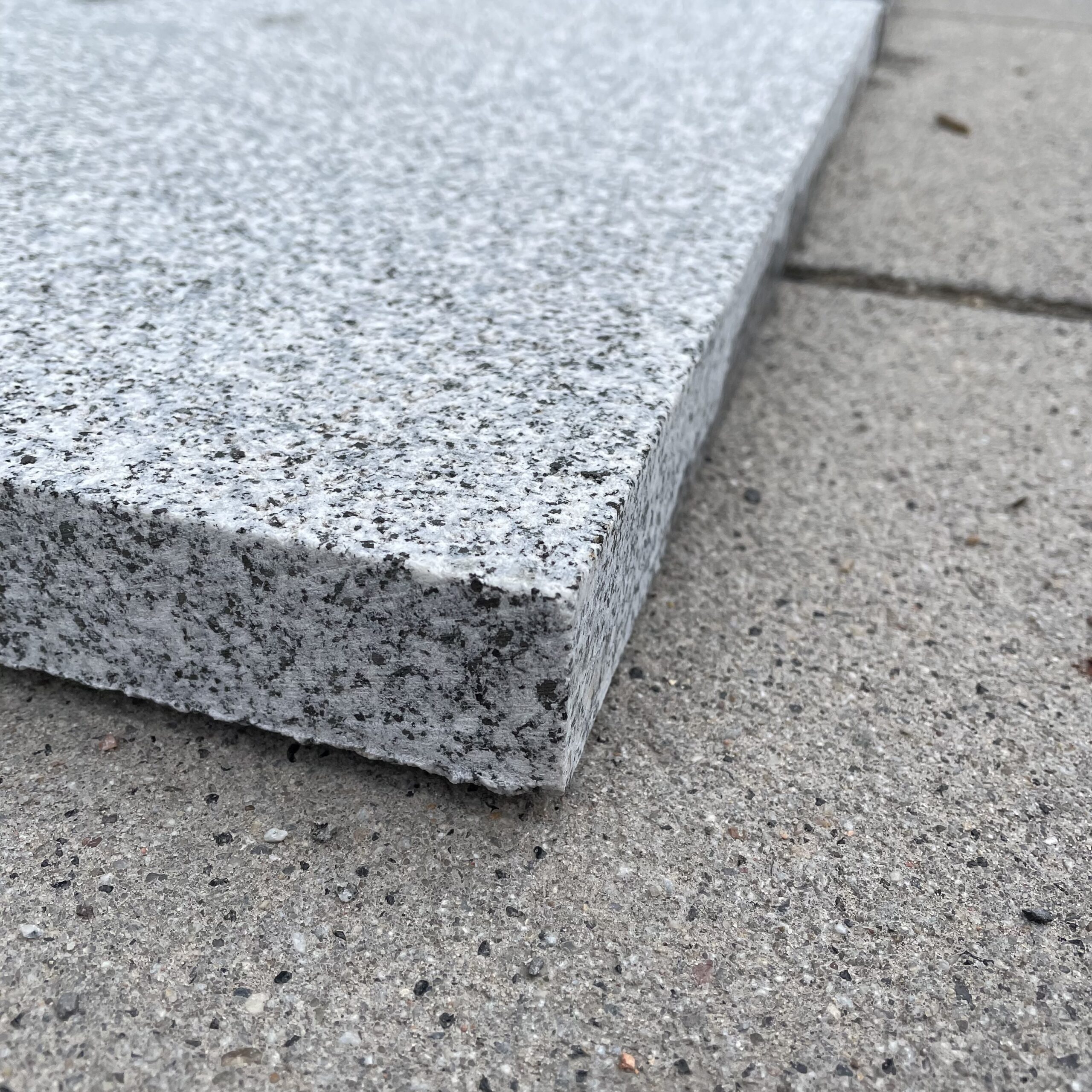 Granit Terrassenplatte Daba-T 60x40x3 cm hellgrau Detail 1