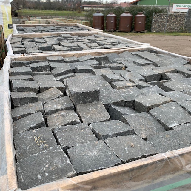 Basalt Kleinpflaster 8-10 cm gespalten anthrazit Detail 1