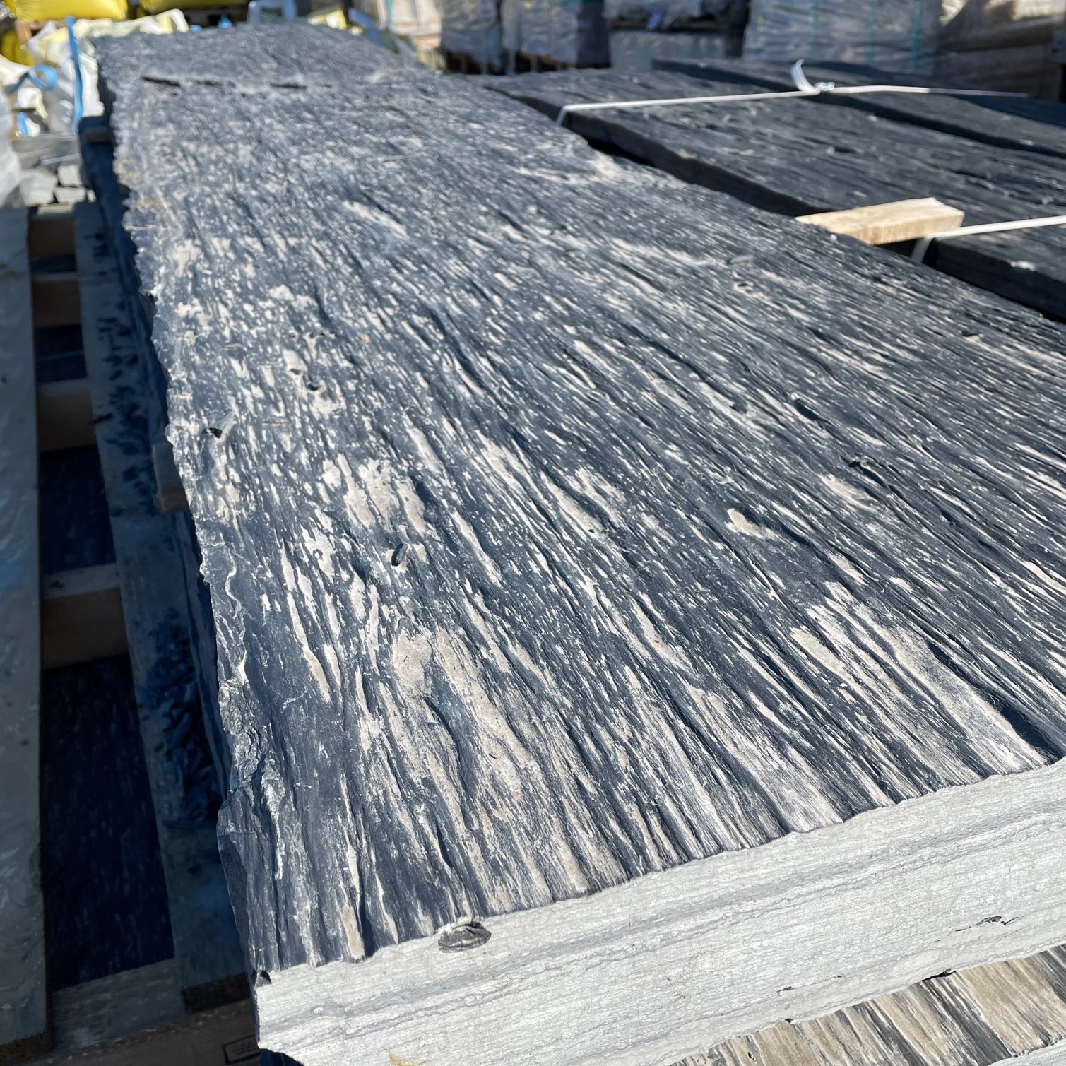 Schiefer Sichtschutzstele 4-10x40-50x150 cm spaltrau Detail 2