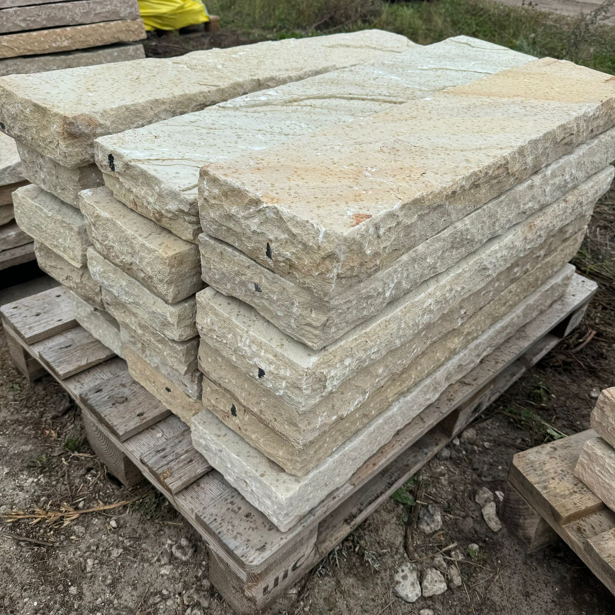 Quarz-Sand Kantenstein 7-9x20x100 cm mint-grün-gelb Detail 2