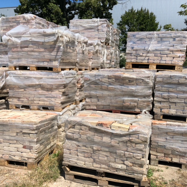 Gebrauchte Ziegelsteine im Reichsformat bunt Detail 4