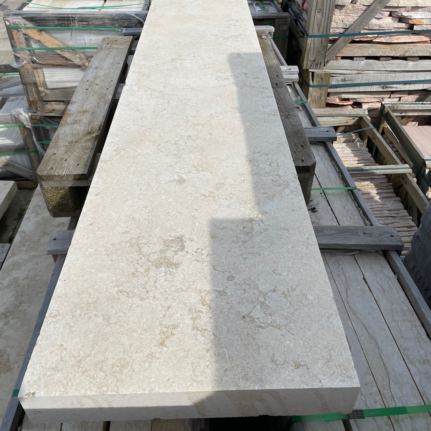 Kalkstein Sichtschutzstele Catrina 8x50x250 cm gelblich-cremebeige Kalkstein Sichtschutzstele Catrina 8x50x250 cm gelblich-cremebeige