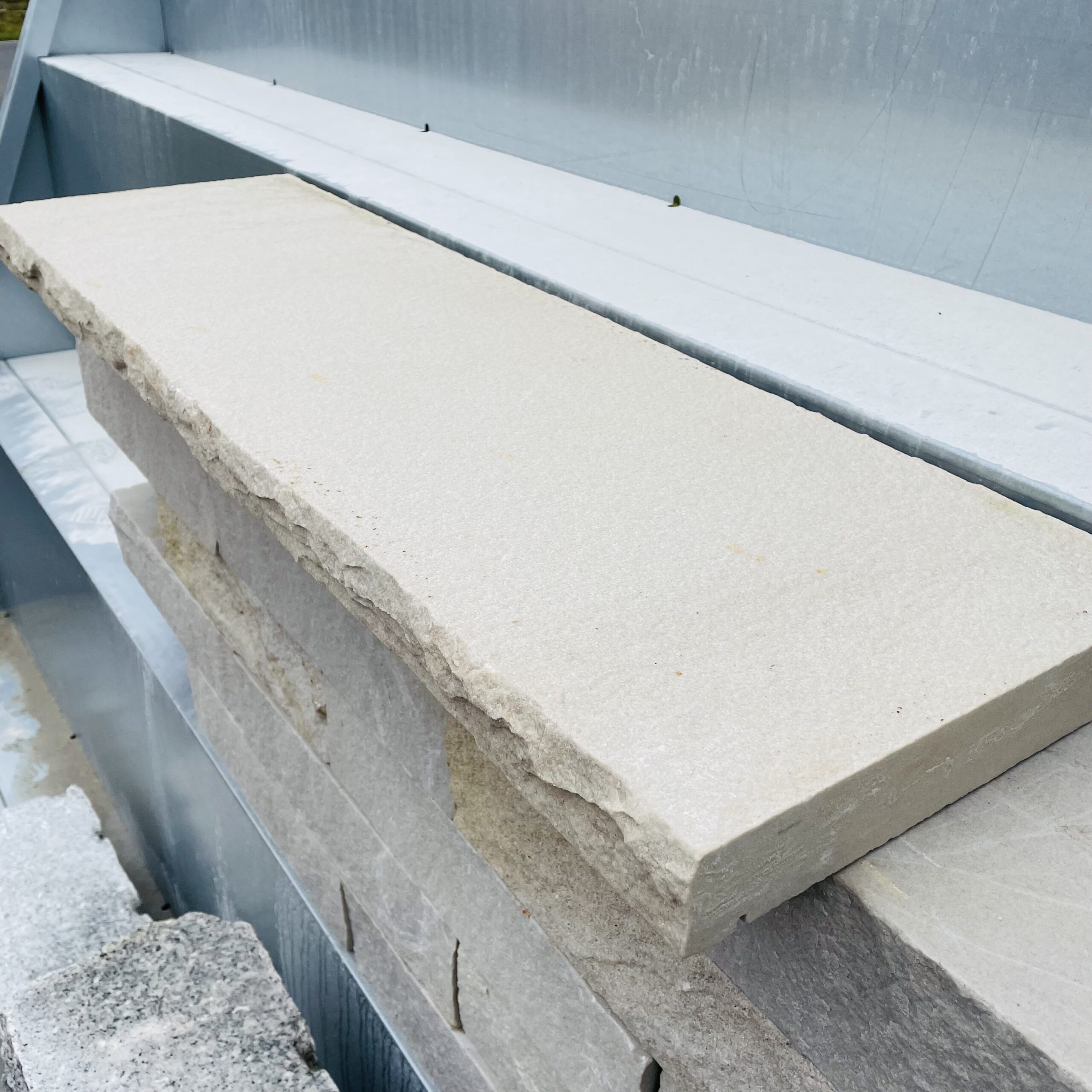 Sandstein Mauerabdeckung 100x28x4 cm gelblich Detail 1