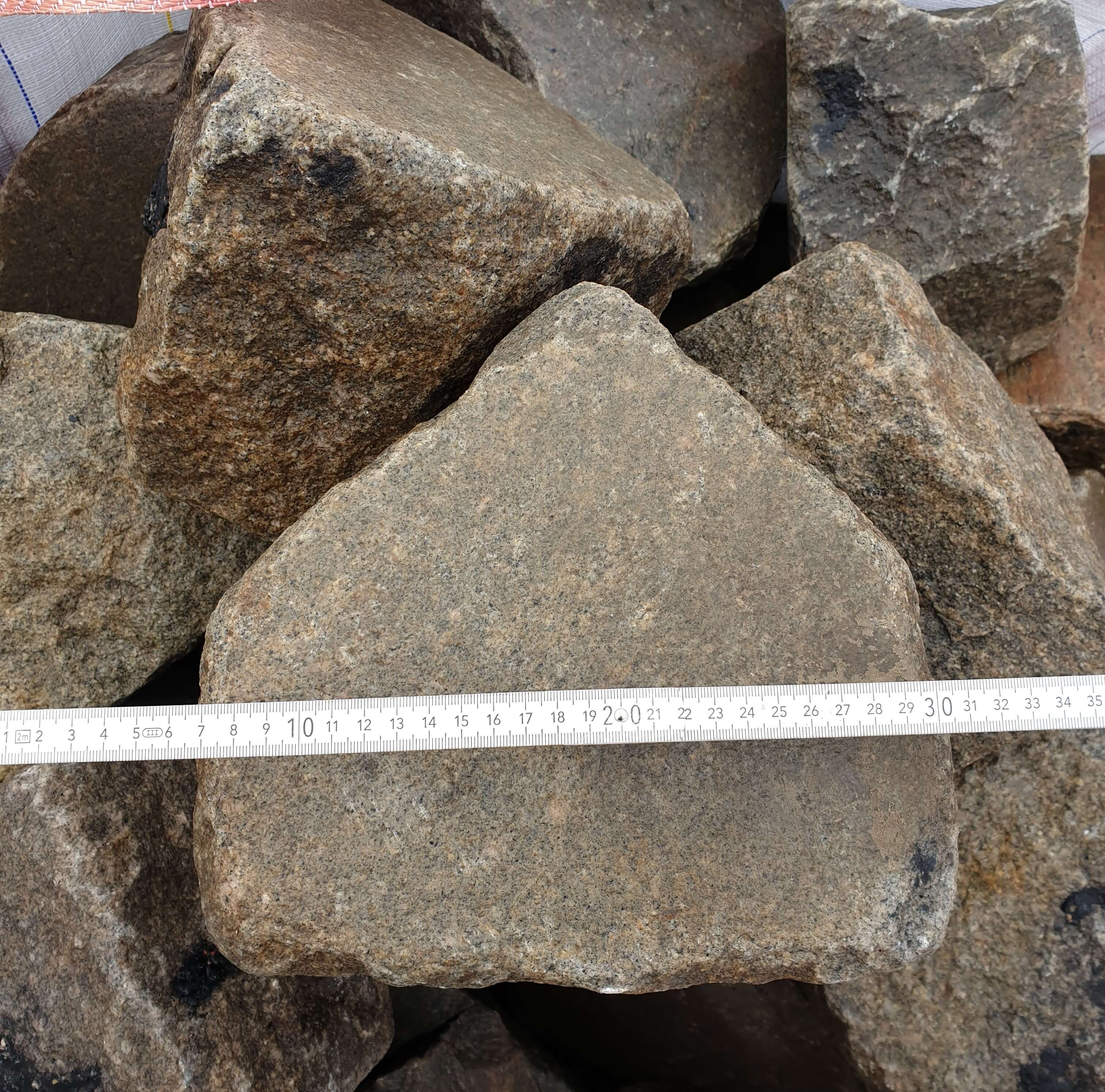 Gebrauchte Granit Bischofsmütze 20-25 cm Gebrauchte Granit Bischofsmütze 20-25 cm