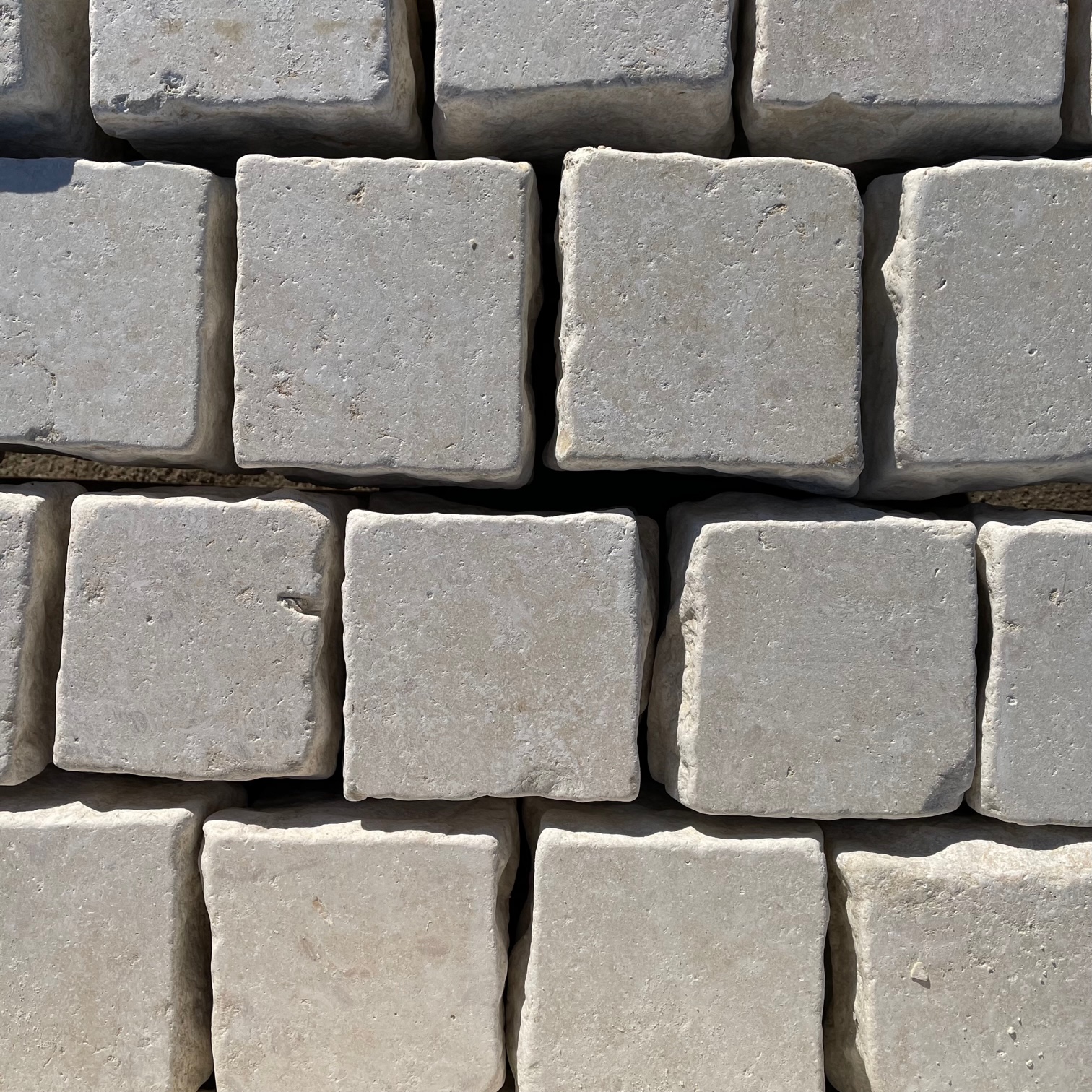 Kalkstein Kleinsteinpflaster Catrina 10x10x8 cm gelblich-cremebeige Detail 1