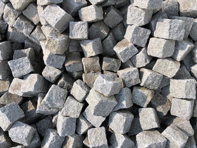 Neues Granit Kleinpflaster 8-11 cm Feinkorn regelmäßig Detail 3