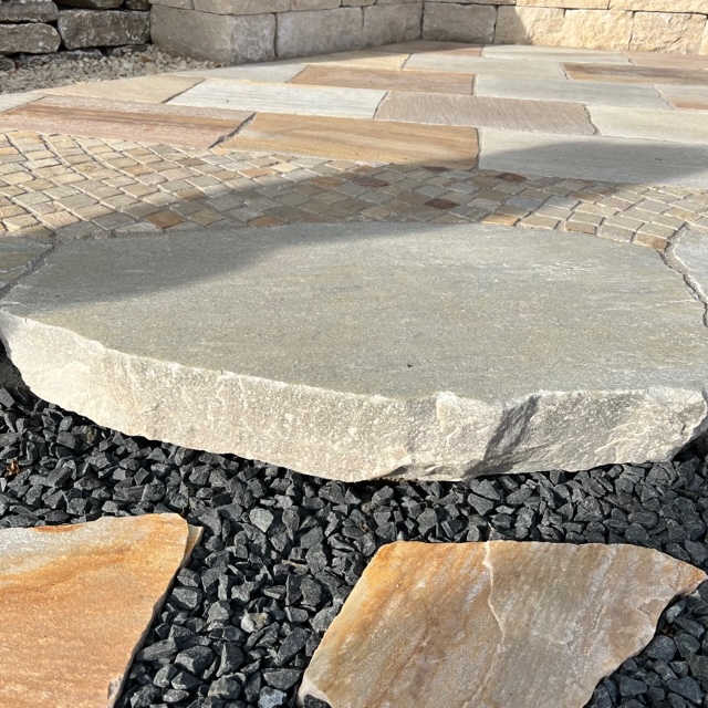 Quarzit Polygonalplatte 8-14×25-40×80-120 cm gelb-rosé-bunt Detail 1