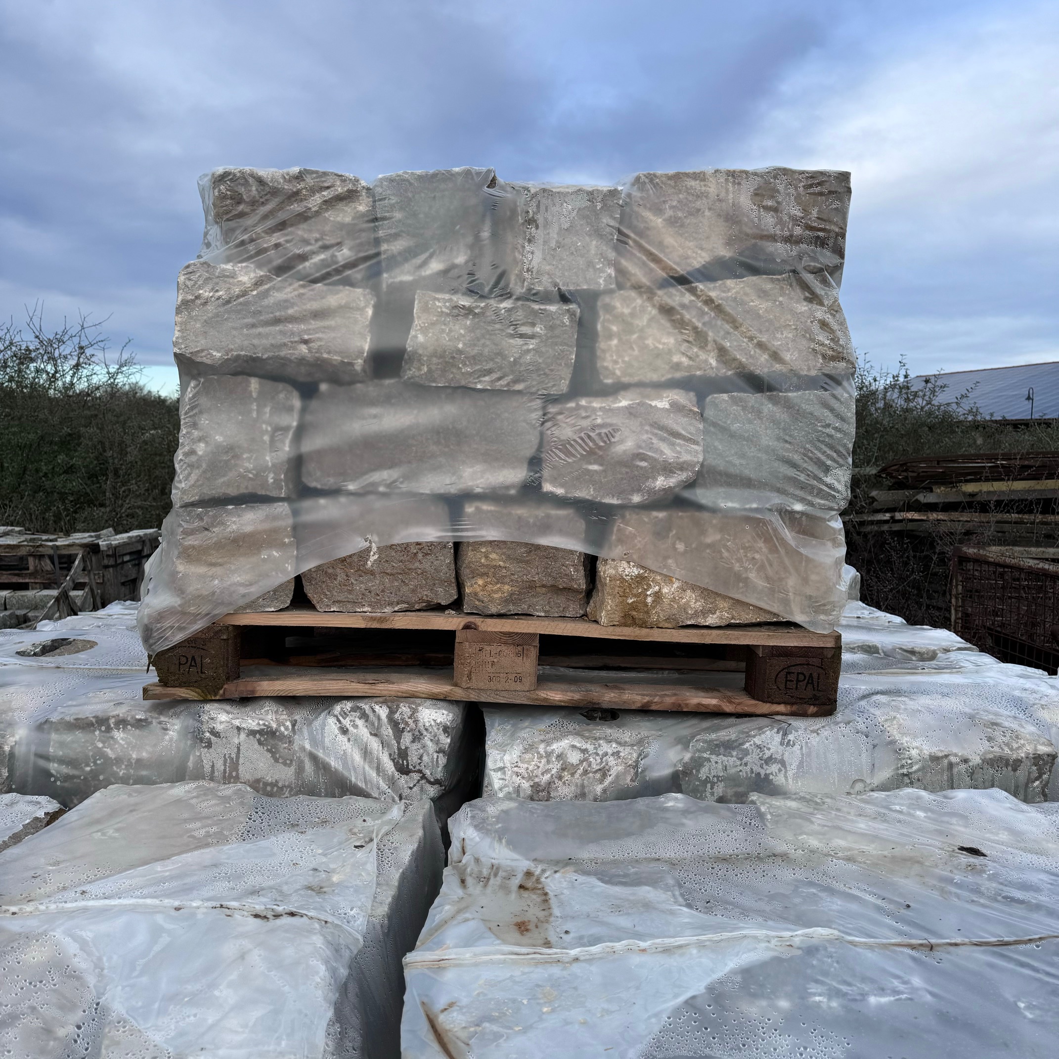 Muschelkalk Mauerwerk 8-14x15-25x15-50 cm grau-braun-bunt palettiert Detail 3