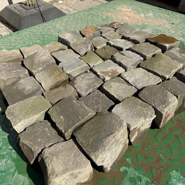 Grauwacke Kleinsteinpflaster Merlenbacher grau-bunt 8-11 cm Detail 2