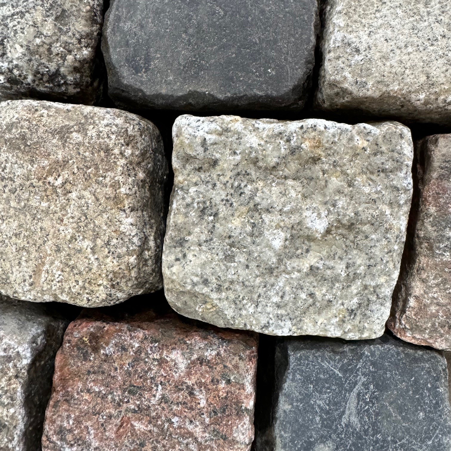 Gebrauchtes Naturstein Kleinpflaster 8-11 cm bunt Detail 1