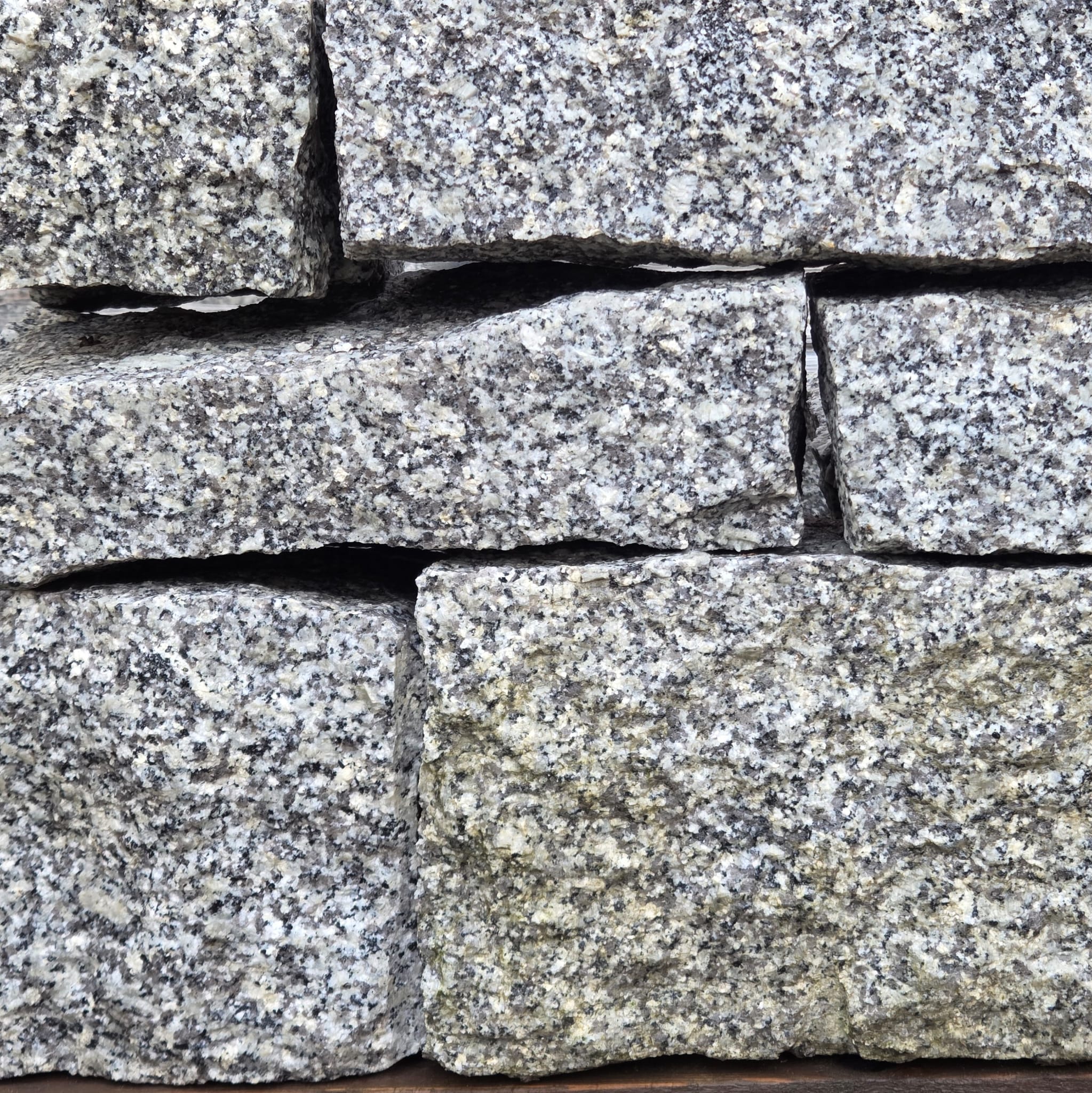 Granit Mauerstein Altana 10/20x20x40 cm grau gespalten Granit Mauerstein Altana 10/20x20x40 cm grau gespalten