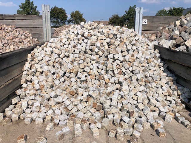 Neues Granit Kleinpflaster 8-11 cm Mittelkorn grau-gelb Detail 2