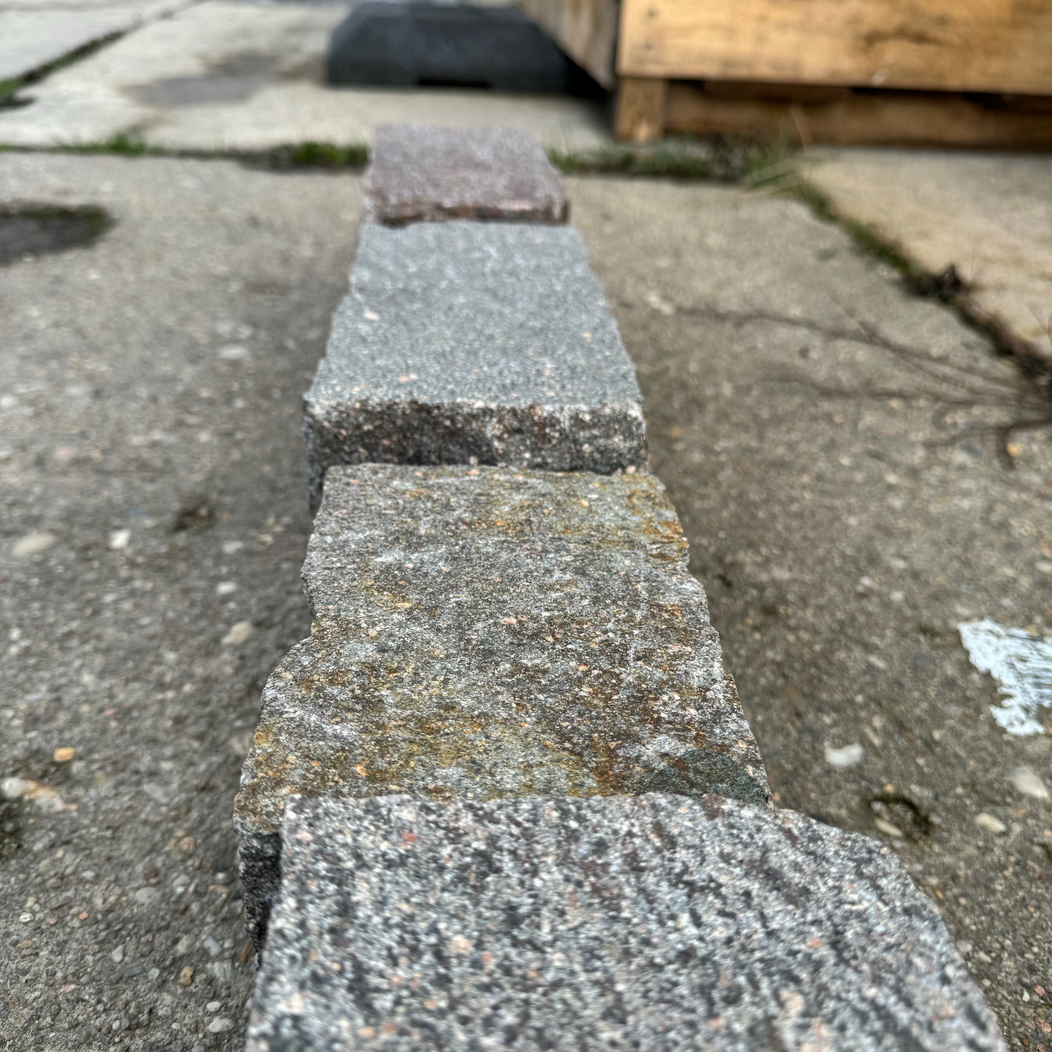 Porphyr Strecker Trient 15-40x12x10-15 cm rot-braun-bunt Detail 2