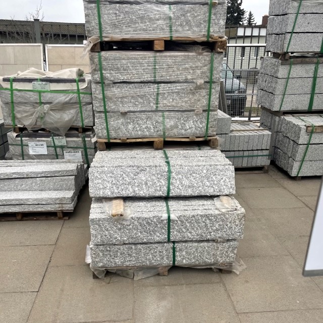 Granit Kantenstein 6x20x100 cm hellgrau allseitig gespalten Detail 2