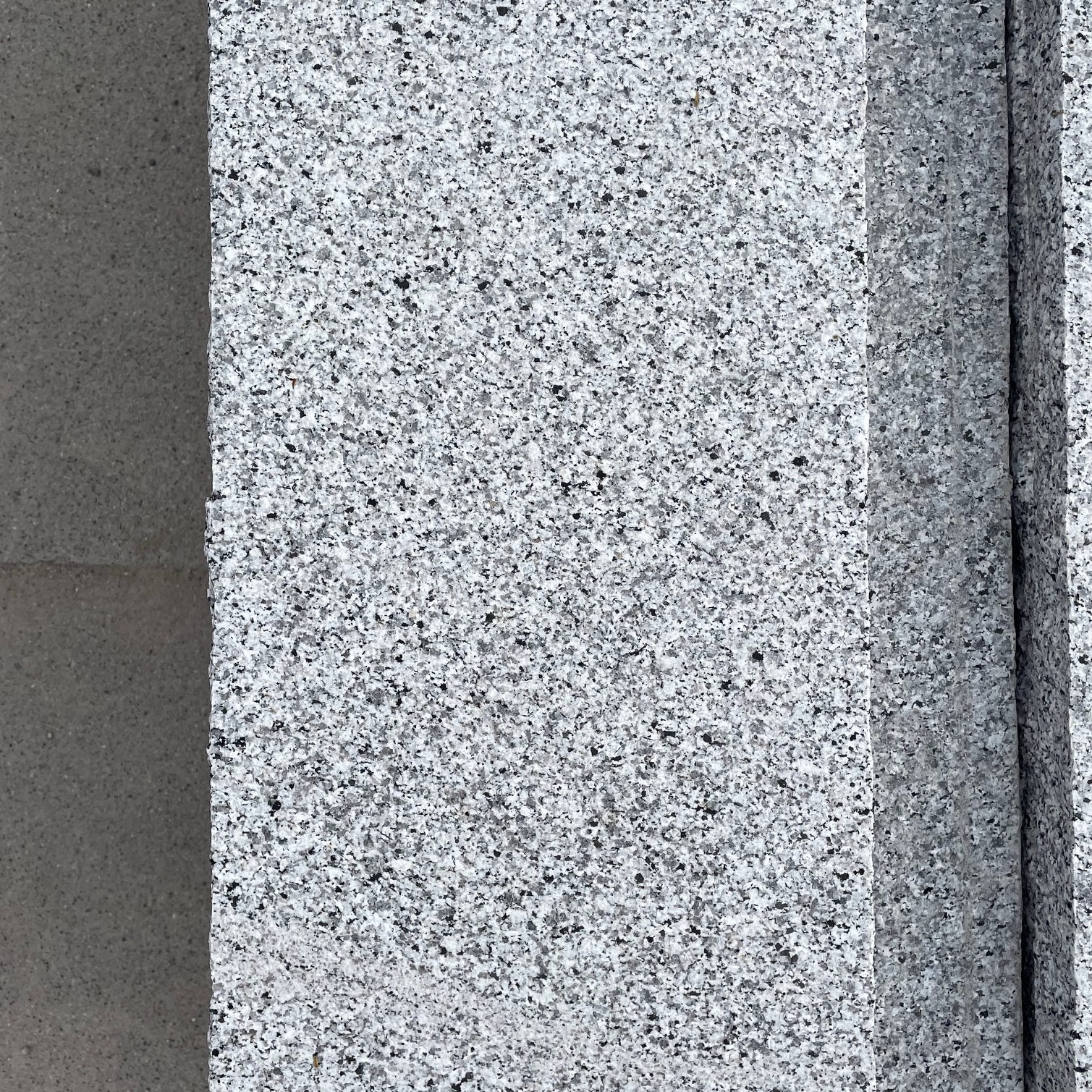 Granit Mauerabdeckung 100x28x4 cm hellgrau Detail 3