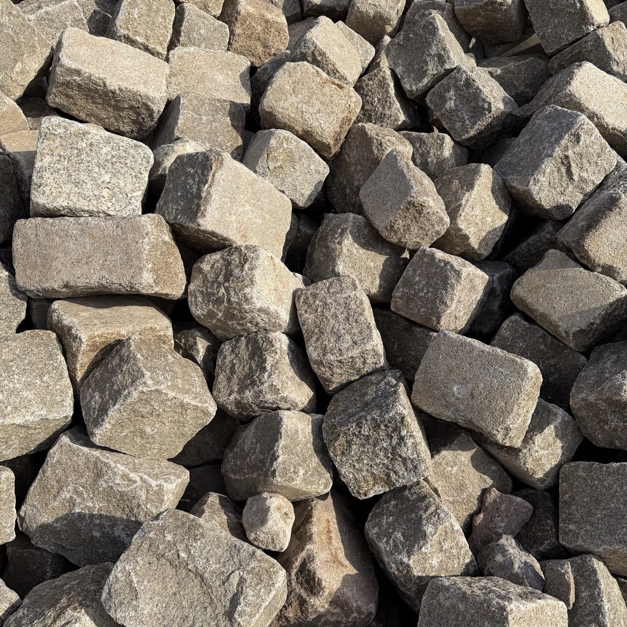 Gebrauchtes Granit Großpflaster grau-rötlich regelmäßig