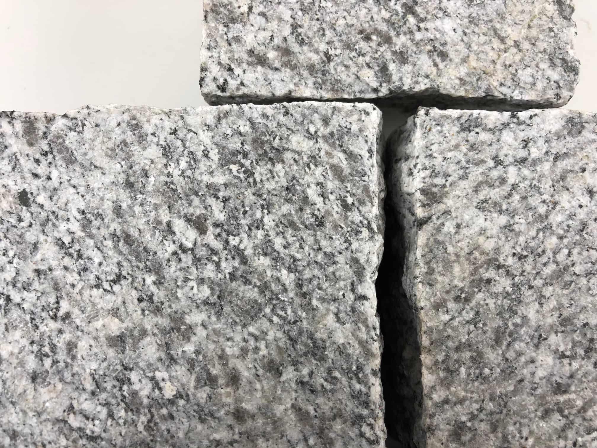 Granit Edelkleinpflaster 10x10x8 cm hellgrau Detail 2
