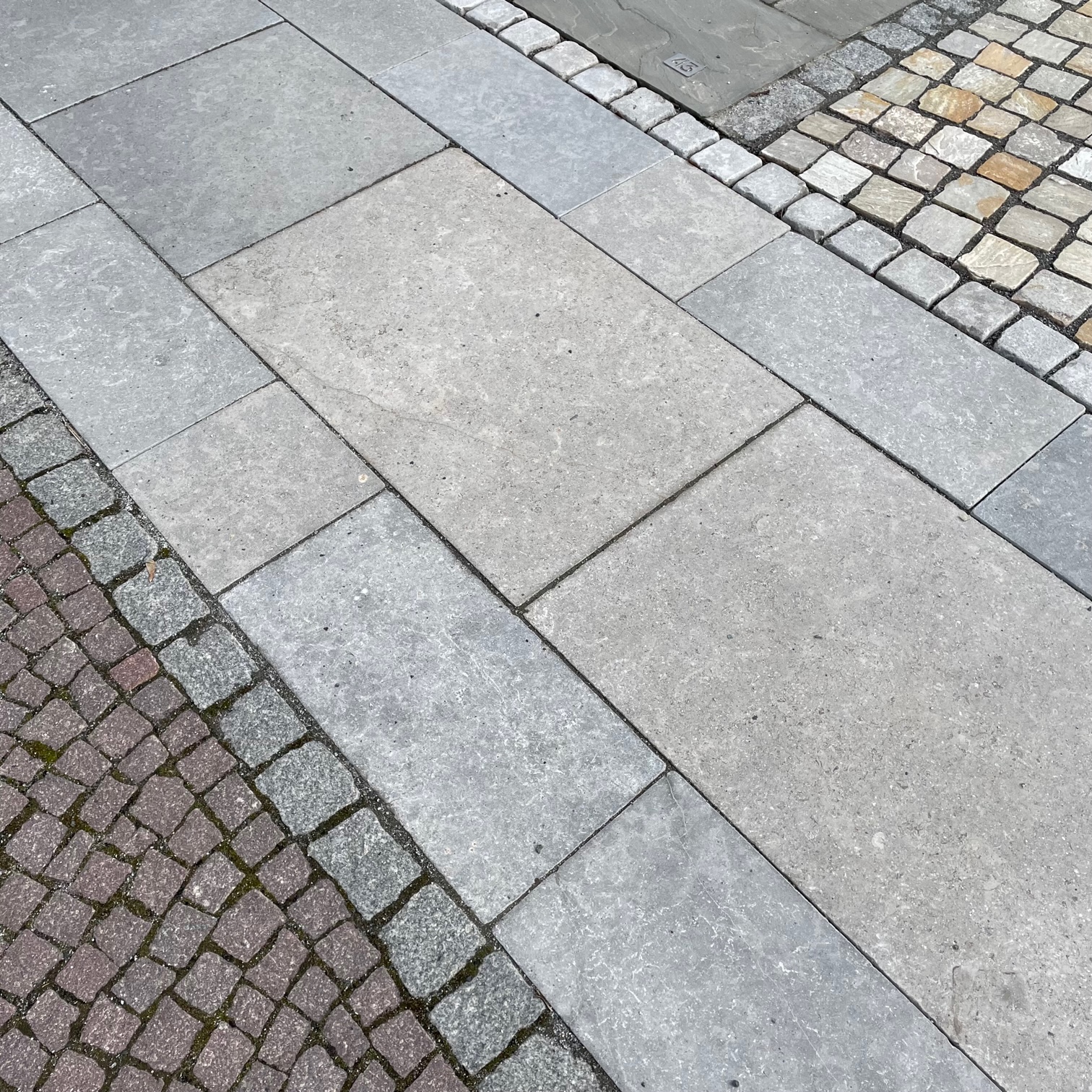 Kalkstein Terrassenplatte Alexandria 60x40x3 cm bräunlich-grau Detail 1