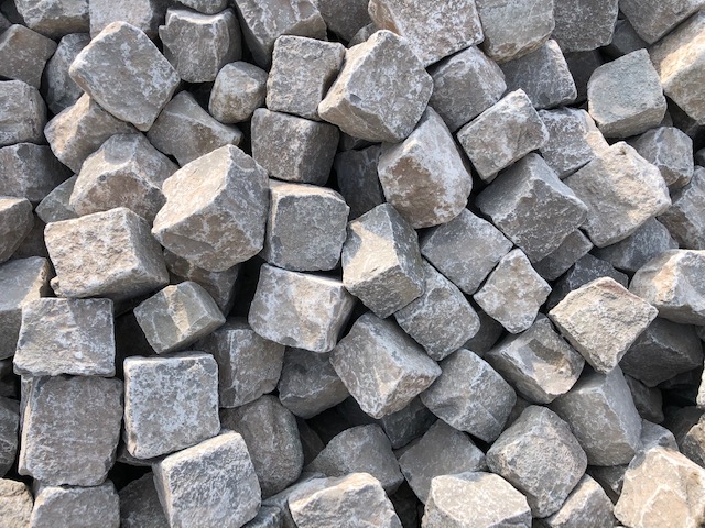 Neues Bernburger Kleinpflaster 8-11 cm gespalten Detail 2