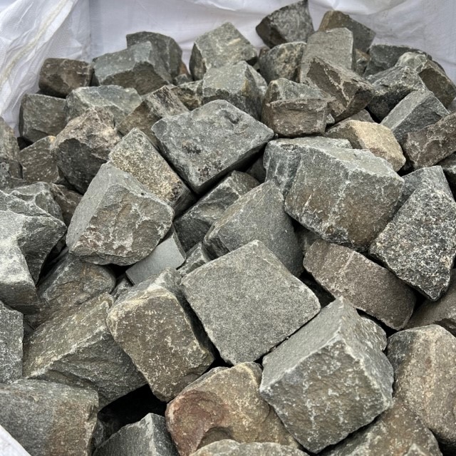 Gebrauchtes Porphyr Kleinpflaster 1-seitig gesägt/geflammt, anthrazit-grün-bunt Detail 4