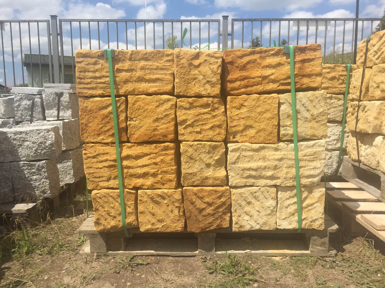 Sand Mauerstein 20x20x40 cm gelblich-grau Detail 1