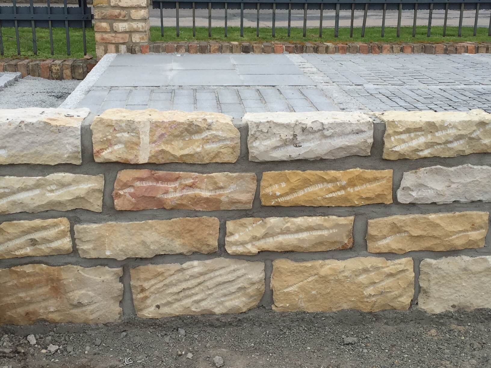 Sand Mauerstein 10x20x40 cm gelblich-grau Detail 4