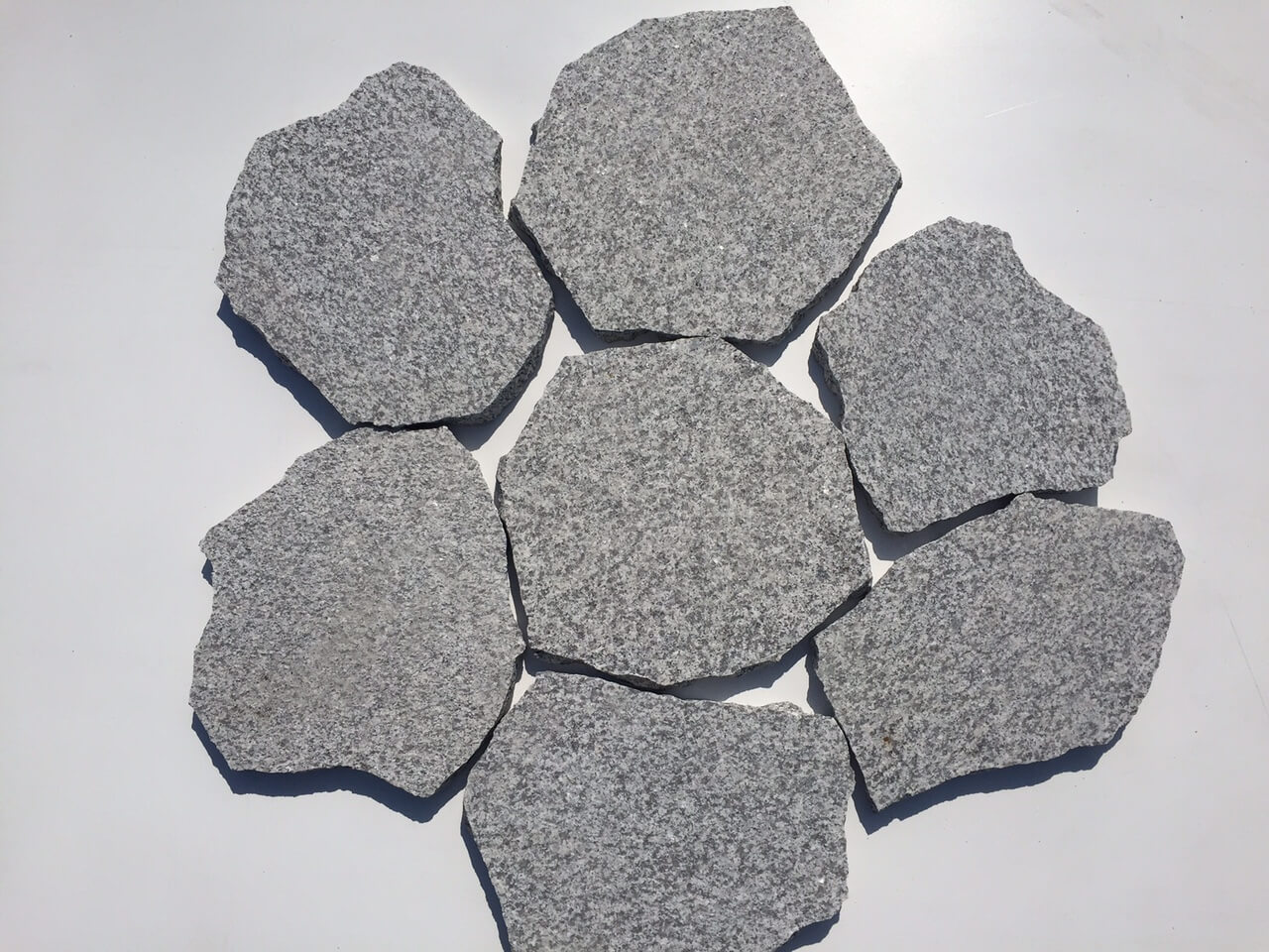 Granit Polygonalplatte hellgrau unregelmäßig gebrochen Detail 2