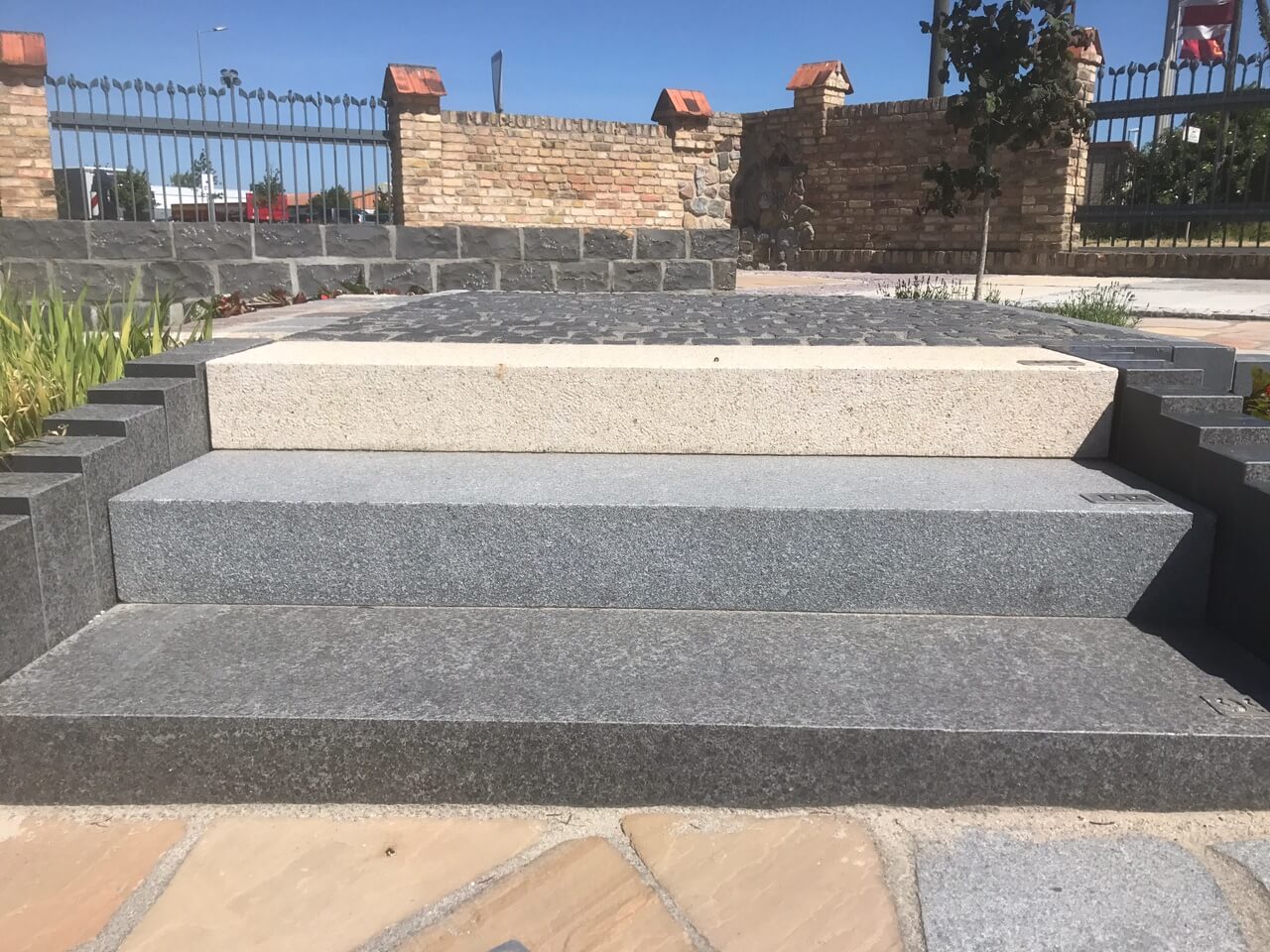 Granit Blockstufe 15x35x100 cm gelb-grau Detail 1