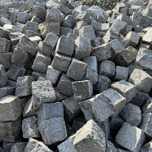 Gebrauchtes Granit Kleinpflaster 8-11 cm überwiegend grau Gebrauchtes Granit Kleinpflaster 8-11 cm überwiegend grau