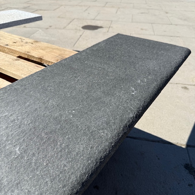 Basalt Poolplatte Mekong Black 122x35x3 cm anthrazit-schwarz Basalt Poolplatte Mekong Black 122x35x3 cm anthrazit-schwarz