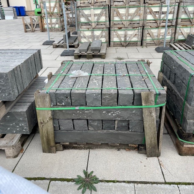 Basalt Palisade 12x12x100 cm schwarz Detail 1