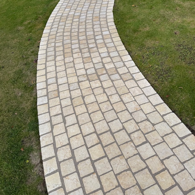 Kalkstein Kleinsteinpflaster Catrina 10x10x8 cm gelblich-cremebeige Detail 5