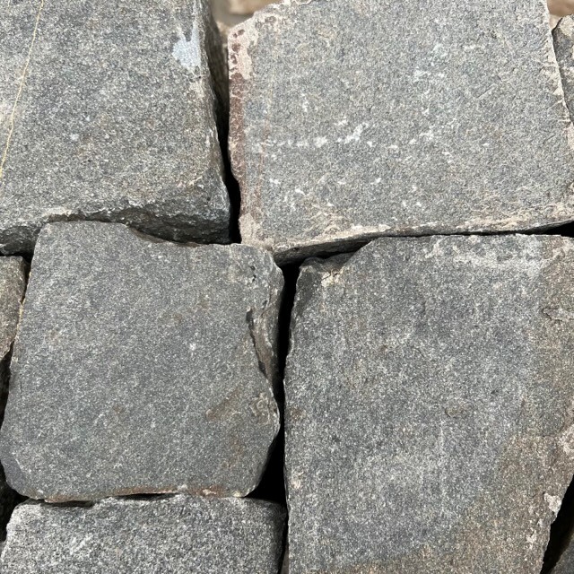 Gebrauchtes Porphyr Kleinpflaster 1-seitig gesägt/geflammt, anthrazit-grün-bunt Detail 2