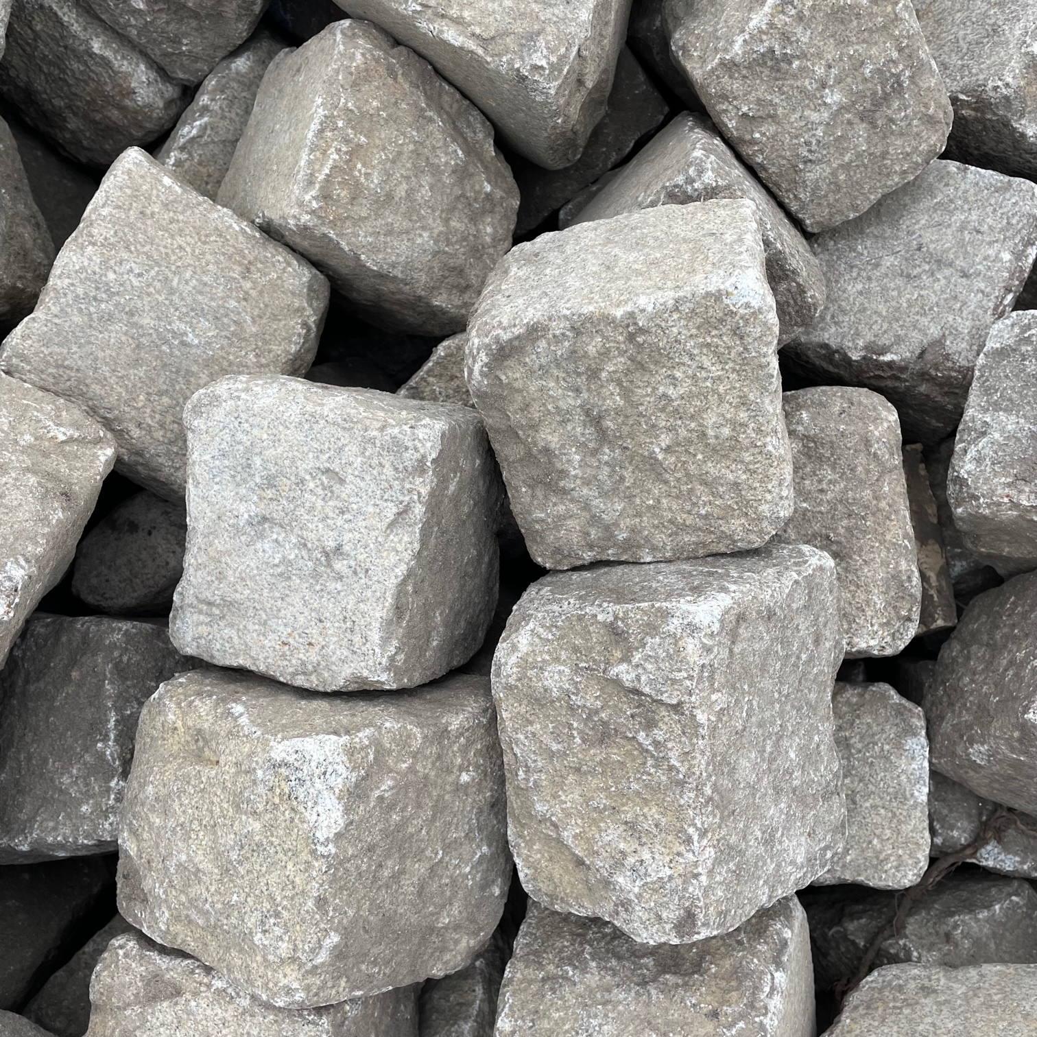 Gebrauchtes Granit Kleinpflaster 8-11 cm überwiegend grau/hellgrau Detail 3