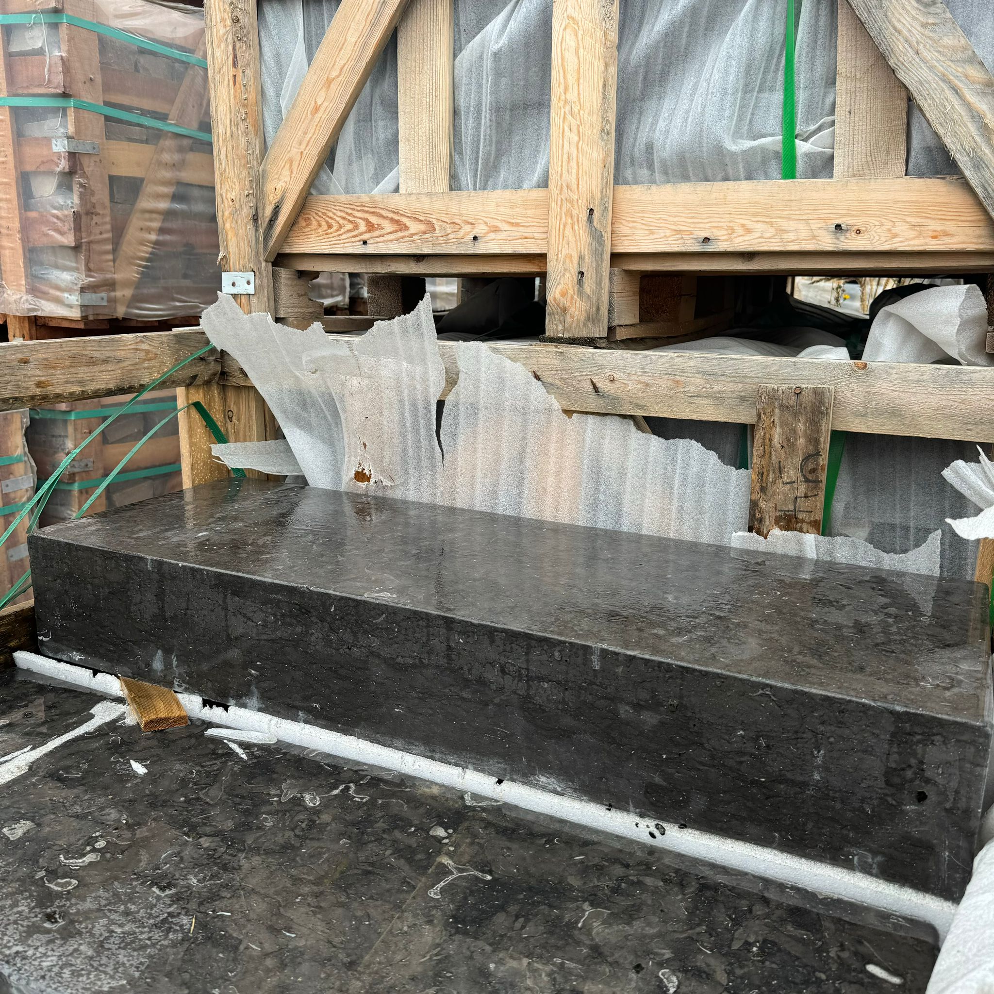 Kalkstein Blockstufe 15x35x100 cm anthrazit angeraut Detail 1