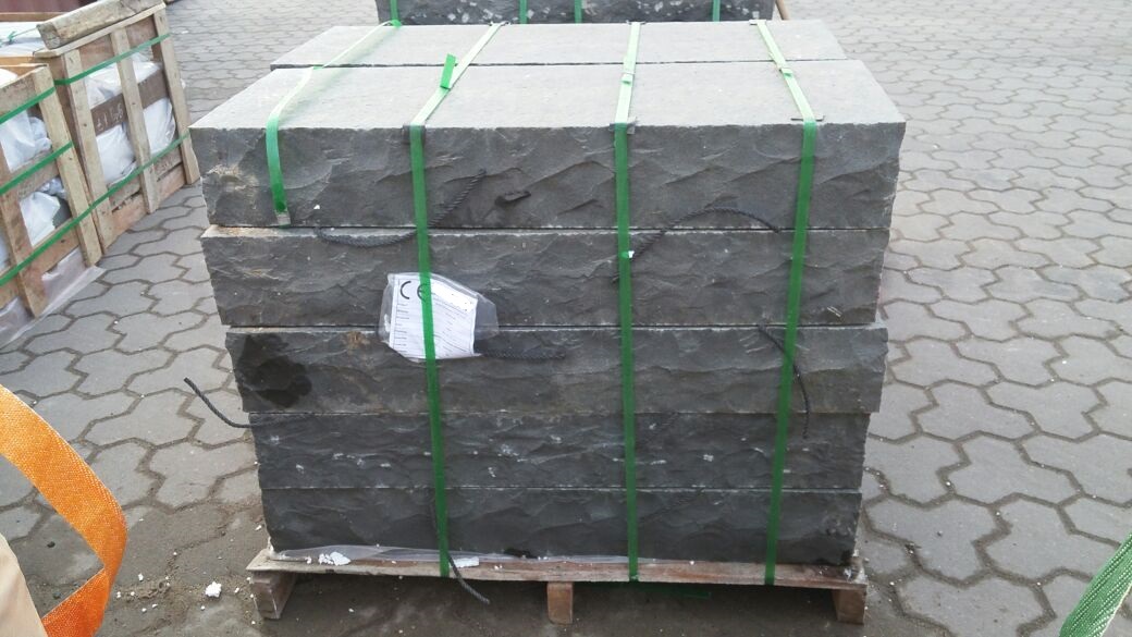 Basalt Blockstufe 15x35x100 cm anthrazit bossiert Detail 1