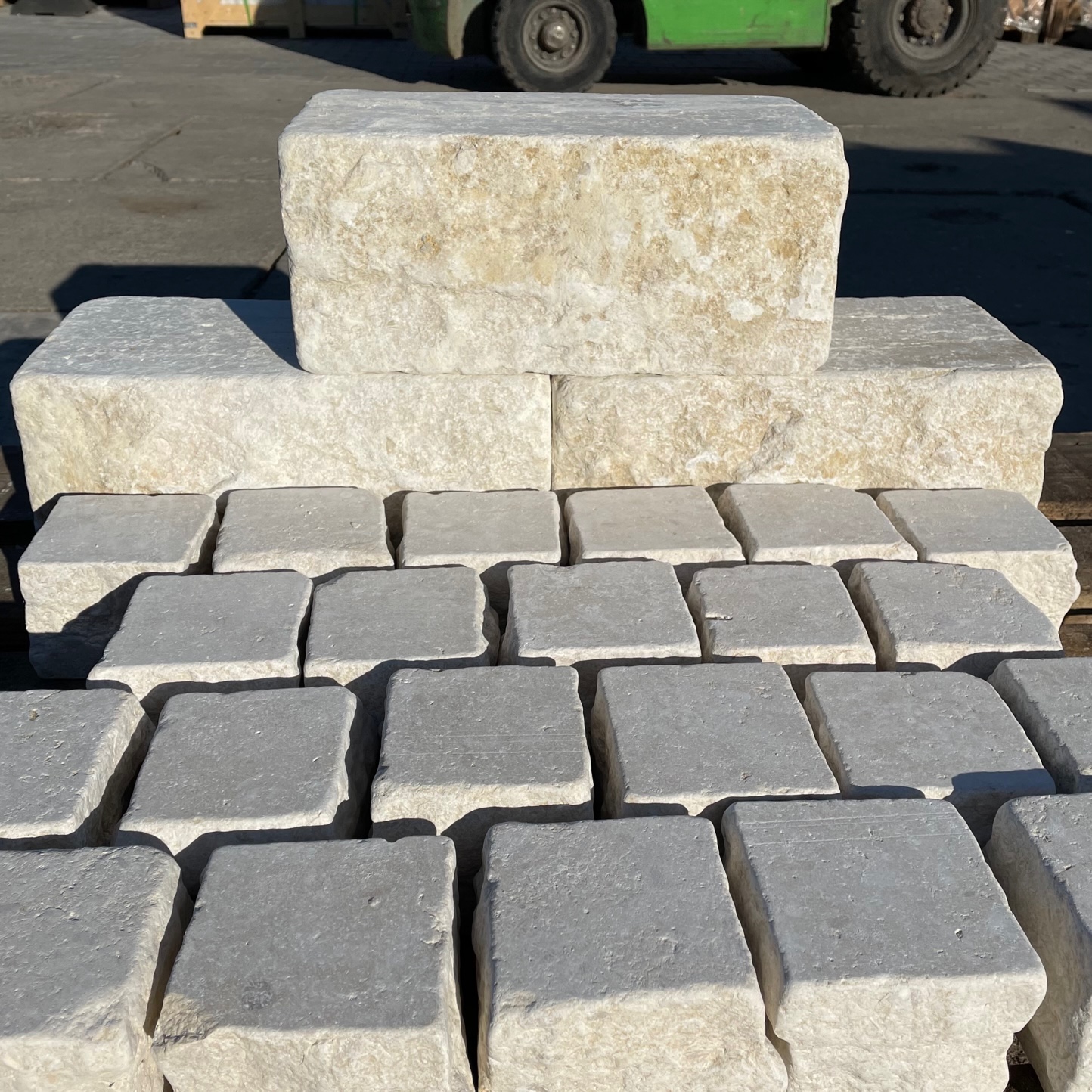 Kalkstein Kleinsteinpflaster Catrina 10x10x8 cm gelblich-cremebeige Detail 9