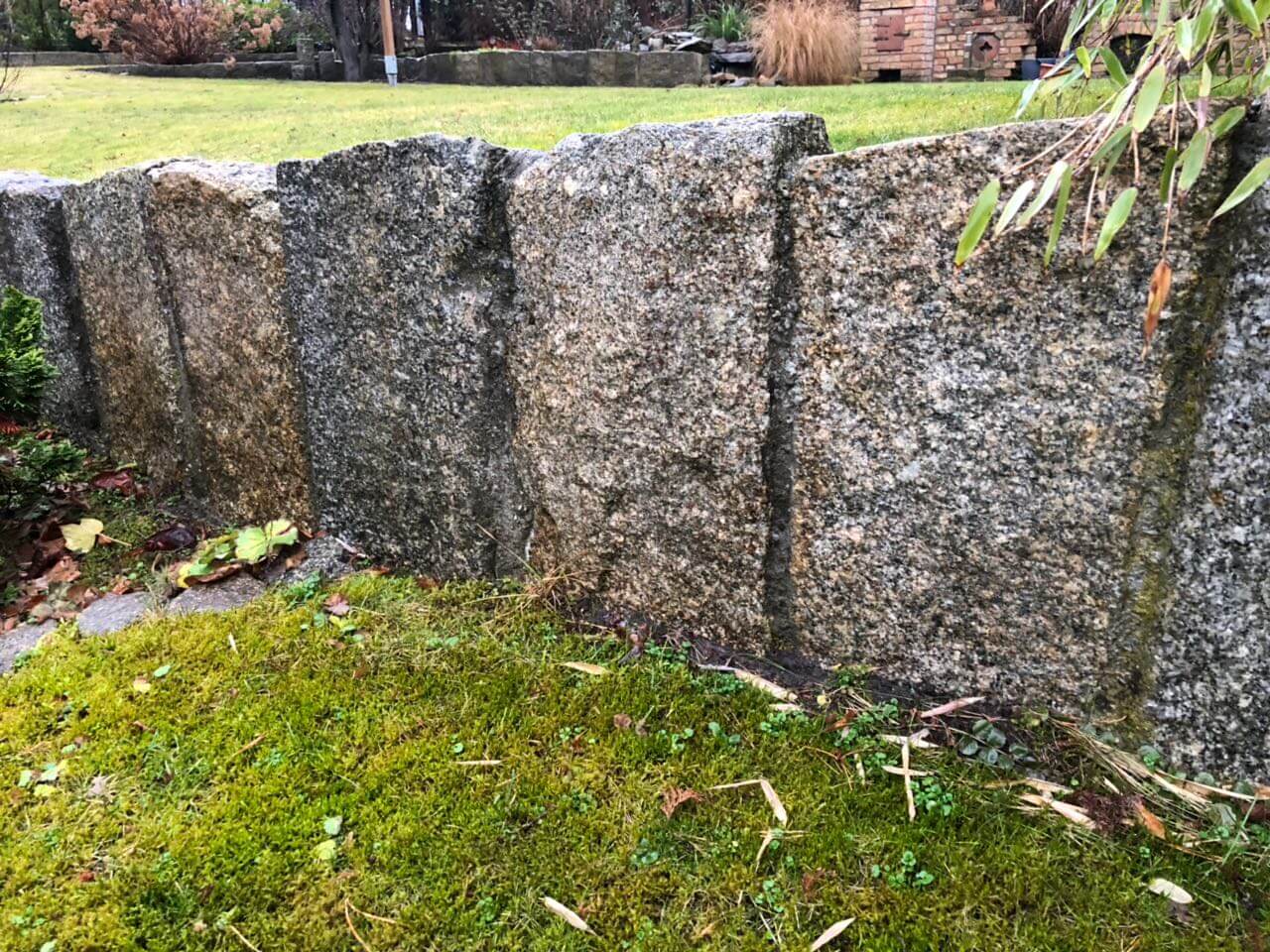 Gebrauchter Granit Bordstein gespalten Detail 1