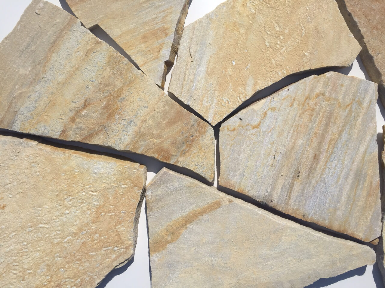 Quarzit Polygonalplatte gelblich unregelmäßig gebrochen Detail 2