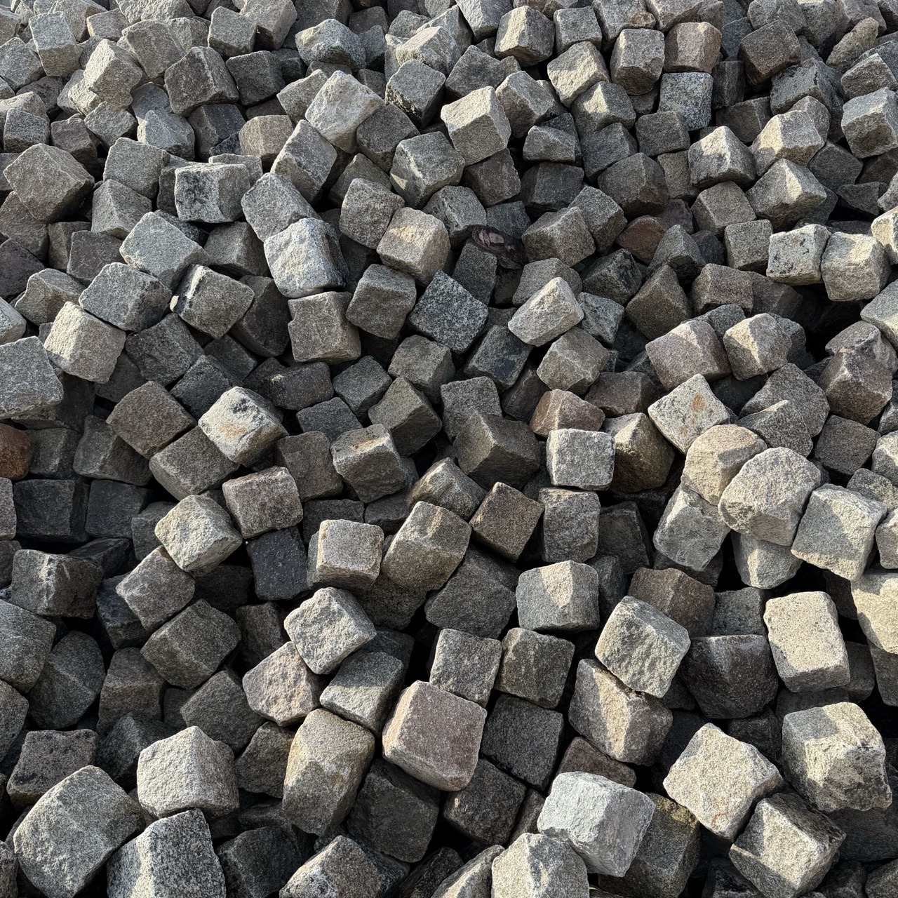 Gebrauchtes Granit Kleinpflaster 8-11 cm reihenfähig grau-rötlich