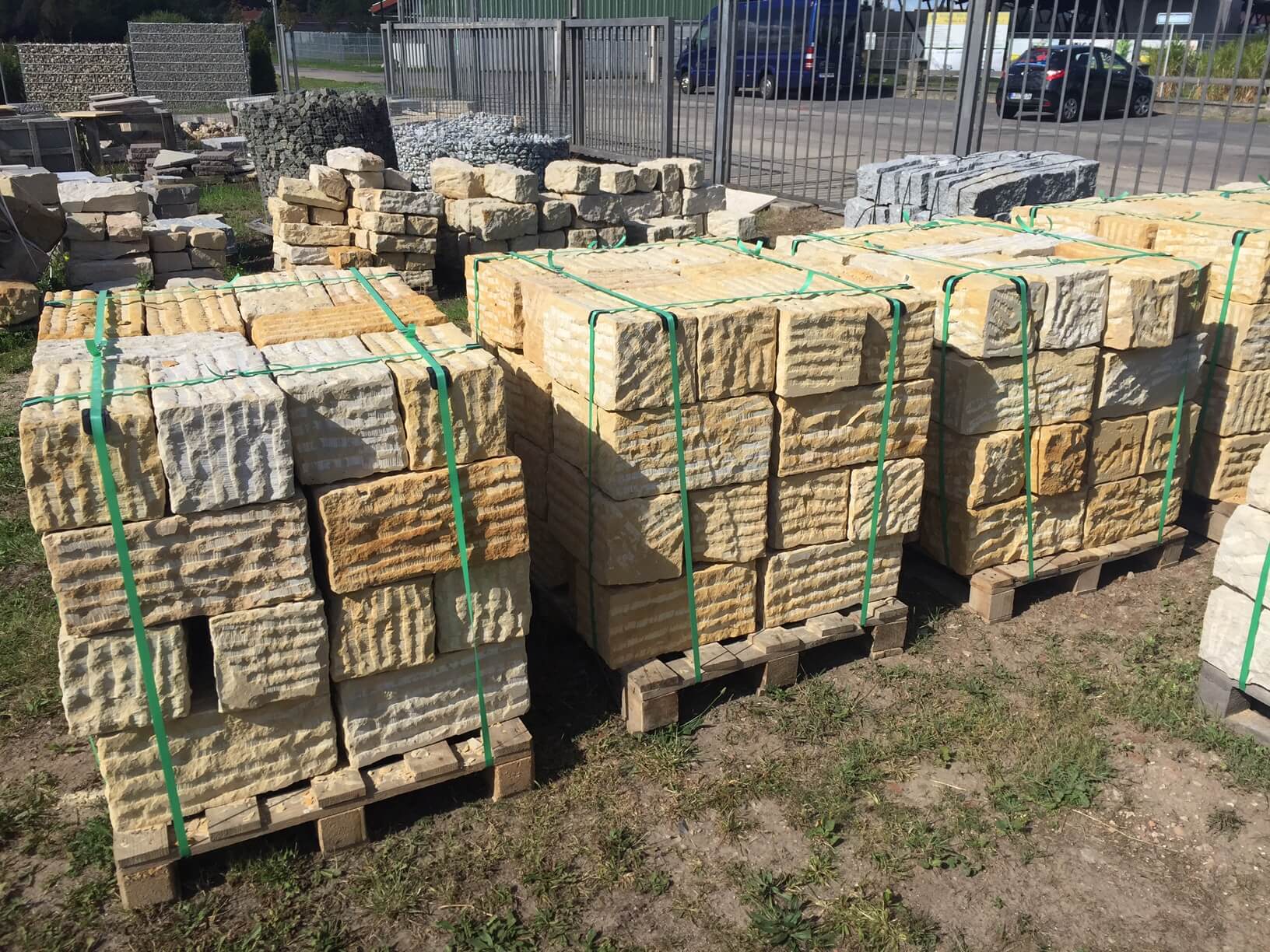 Sand Mauerstein 20x20x40 cm gelblich-grau Detail 2