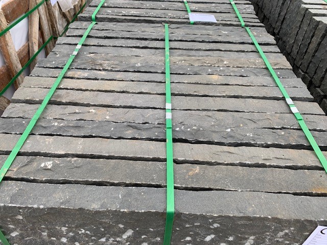 Basalt Kantenstein 6x20x100 cm anthrazit gespalten Detail 2