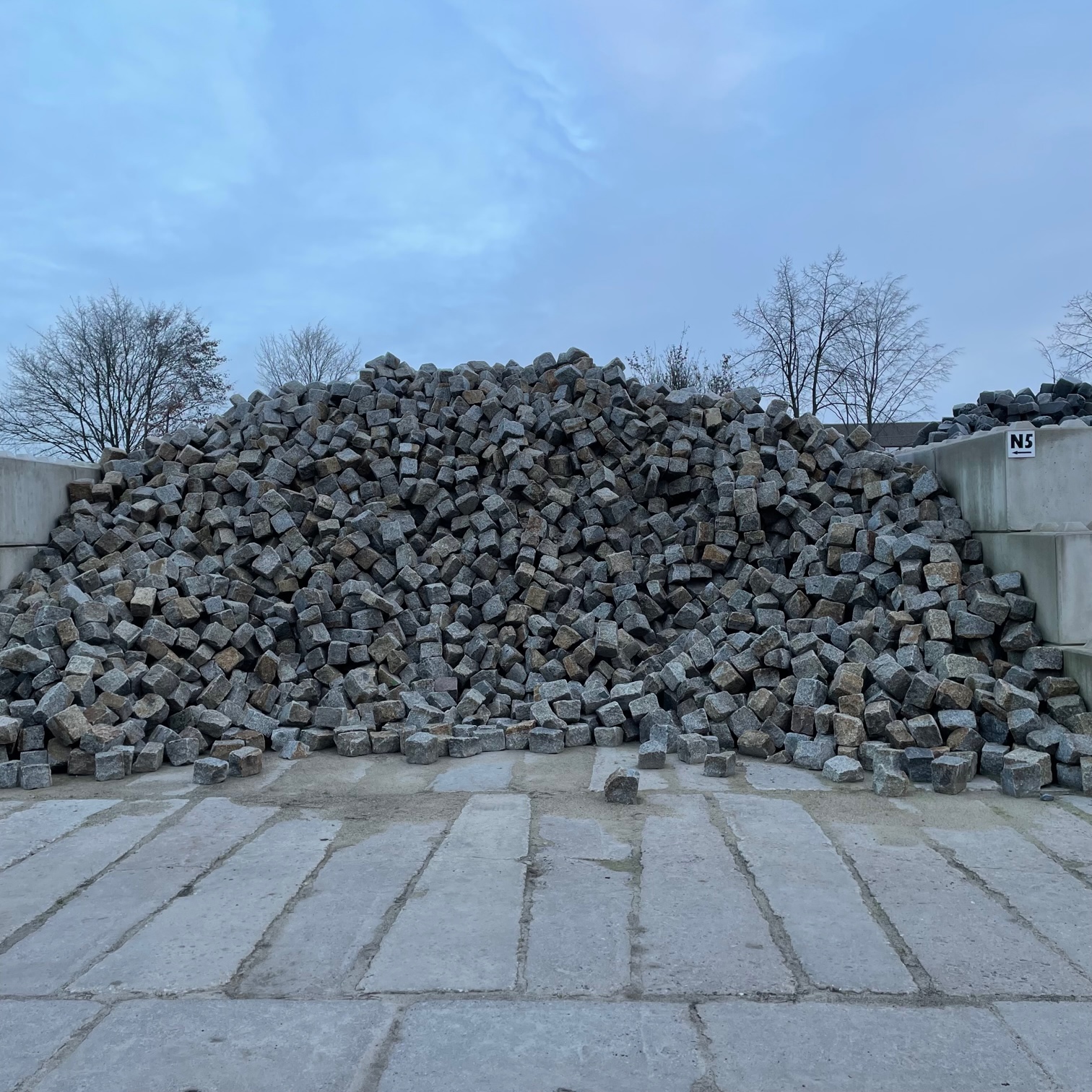 Gebrauchtes Granit Großpflaster grau-gelb Detail 3