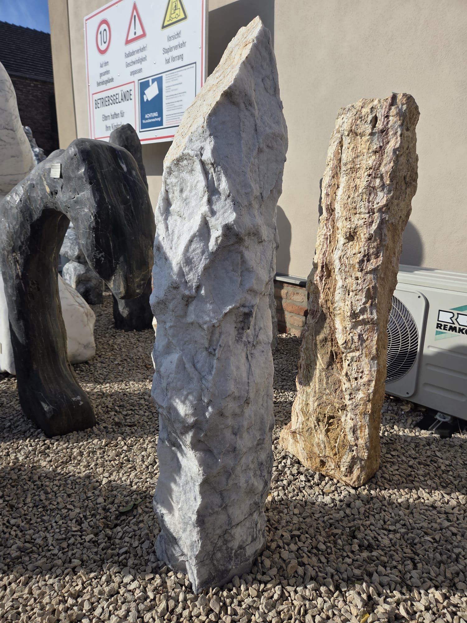 Zierfindling Monolith monochrom Einzelstücke zwischen 35 und 150 kg Zierfindling Monolith monochrom Einzelstücke zwischen 35 und 150 kg