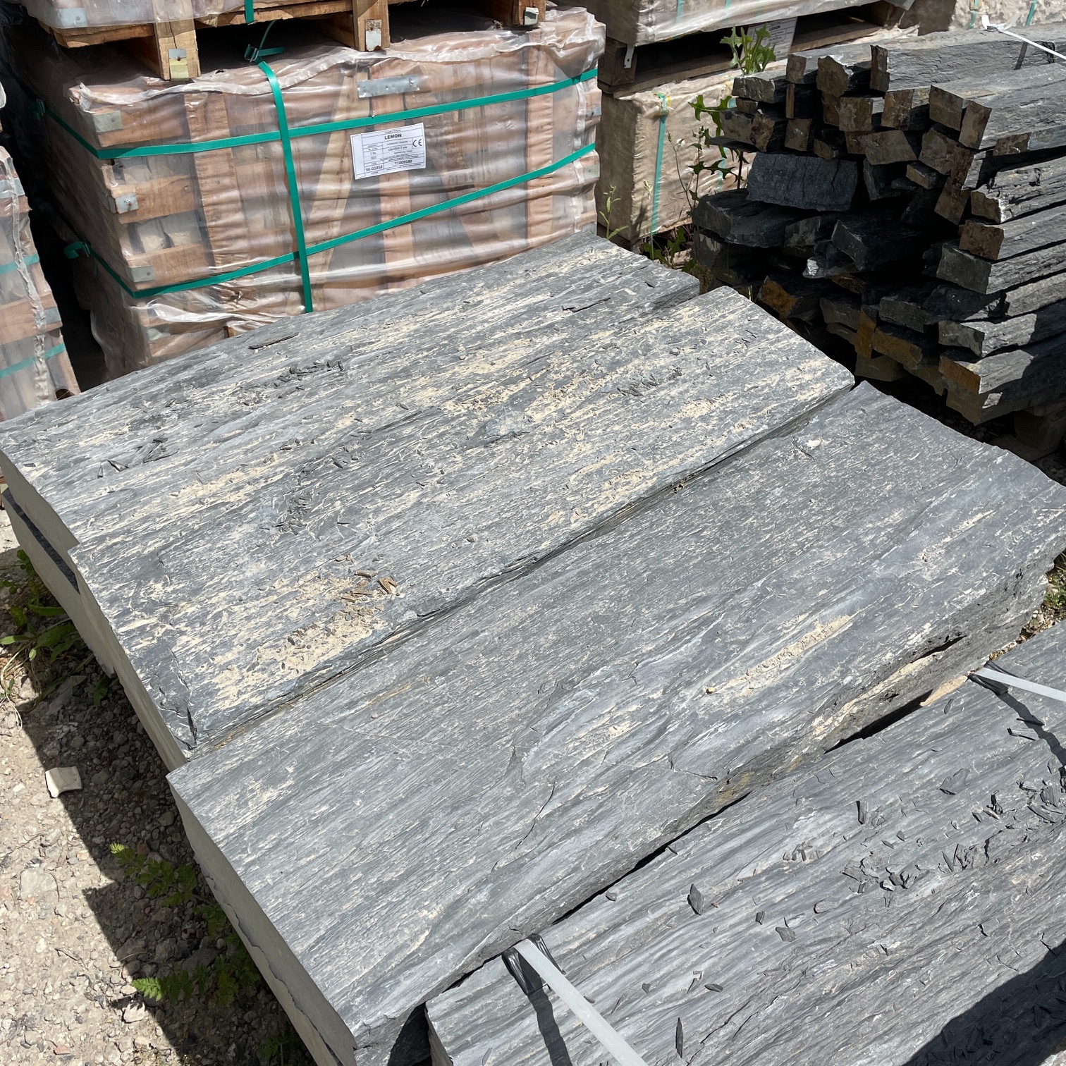 Schiefer Blockstufe Torre Nero 15-20x30-40x100 cm anthrazit-schwarz teils mit buntem Farbspiel Detail 1