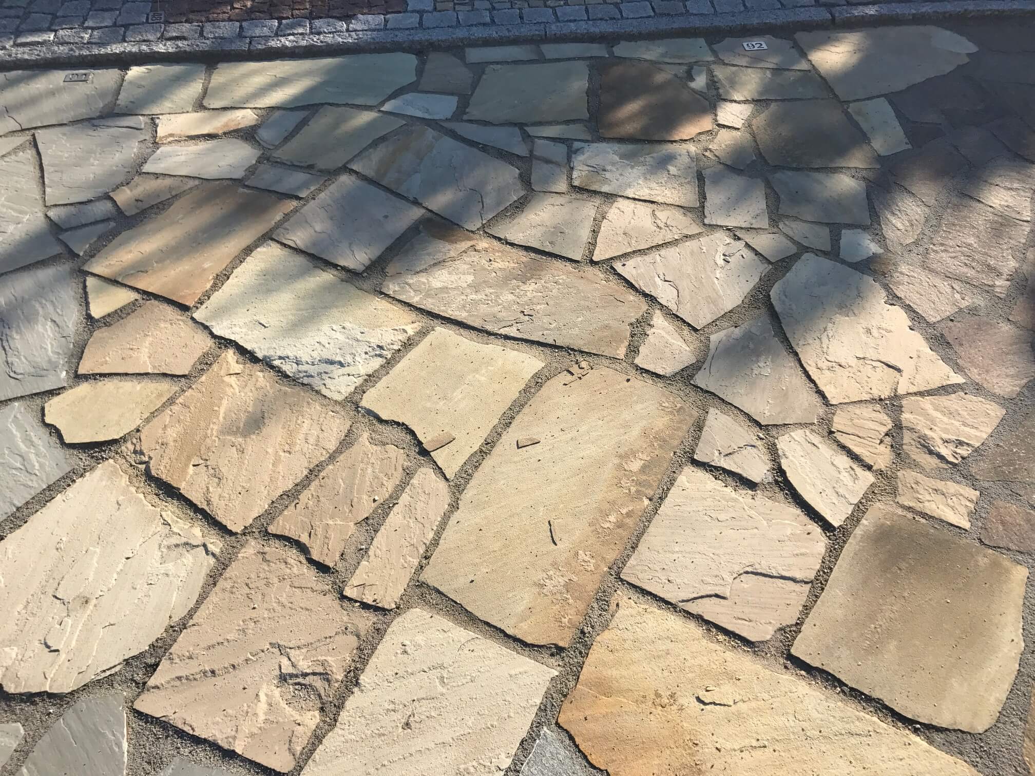 Quarz-Sandstein Polygonalplatte Golden Sun gelb-grün-bunt Quarz-Sandstein Polygonalplatte Golden Sun gelb-grün-bunt