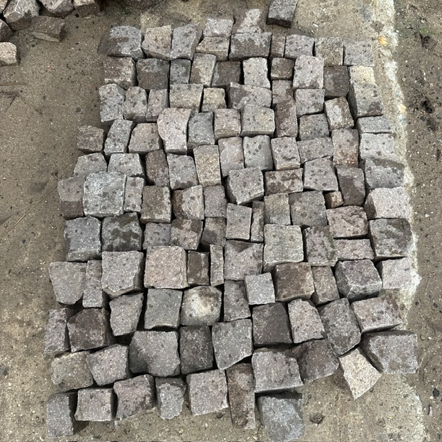 Gebrauchtes Porphyr Mosaikpflaster 3-5 cm rot-braun-bunt