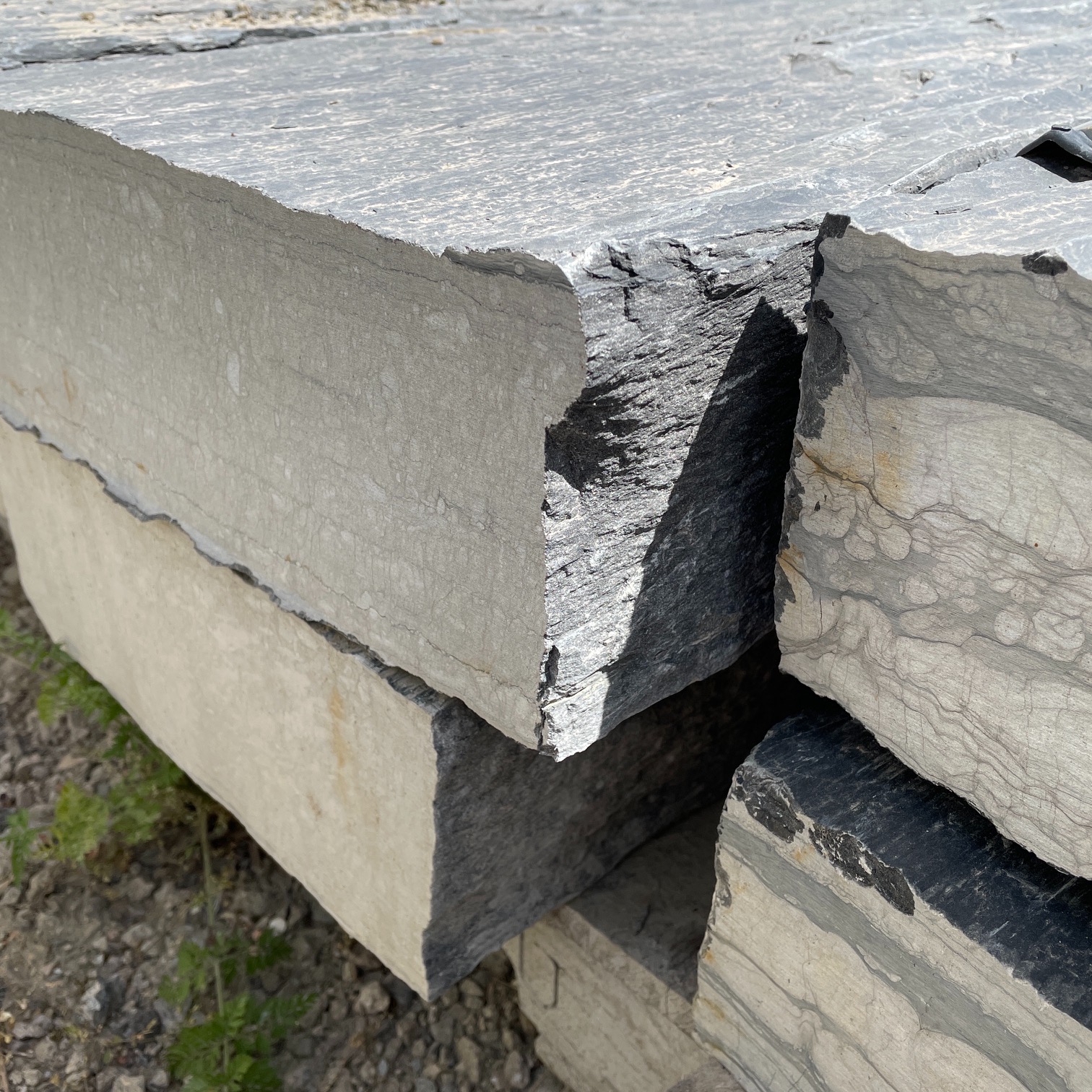 Schiefer Blockstufe Torre Nero 15-20x30-40x100 cm anthrazit-schwarz teils mit buntem Farbspiel Detail 2